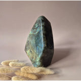 XXL Labradoriet freeform kristal, 1800 g, iriserende blauwgroene glans, spirituele bescherming