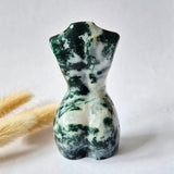 Mosagaat vrouwenbeeldje 8 cm, handgeslepen edelsteen sculptuur in groen-wit patroon.