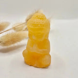 Gele calciet Buddha edelsteen, ongeveer 5 cm hoog, standbeeldachtig figuur