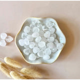 Mini edelsteenhartjes van bergkristal in een witte schaal, kristalhelder, voor crystal confetti