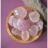 Rozenkwarts hartjes, handgeslepen, 5–7 cm, roze tinten in houten schaal