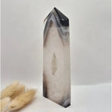 Grijze Agaat Toren met Druzy Opening, Moonlight Gemstones gepolijste edelsteen obelisk 245g
