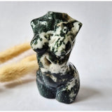 Mosagaat vrouwenbeeldje 8 cm, handgeslepen edelsteen met groen-witte patroon, Moonlight Gemstones