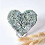 Edelsteen Grote Druzy Mosagaat Hart op Metalen Standaard, Moonlight Gemstones, 250g