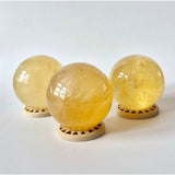 Edelsteen Gele Fluoriet Bol, 4 cm, set van 3 op houten voetjes