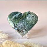 Hartvormige mosagaat druzy edelsteen op metalen standaard, Moonlight Gemstones, 130–150 g
