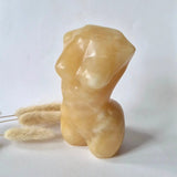 Honingcalciet vrouwenbeeldje buste, cremekleurig edelsteen figuur, 13–14 cm