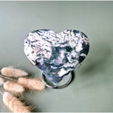 Druzy mosagaat hart op metalen standaard van Moonlight Gemstones met groen-witte marmering
