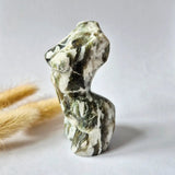 Mosagaat vrouwenbeeldje 8 cm, handgeslepen edelsteen sculptuur met groen-witte patronen