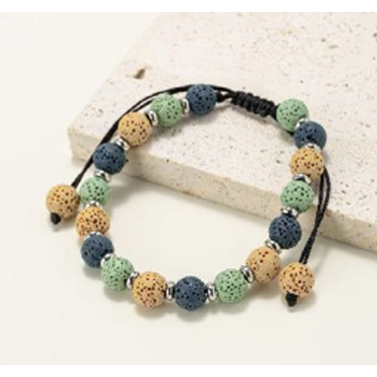 Armbanden gemaakt van ronde kralen in natuurlijke groene en gele lavasteen