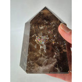 Rookkwarts Toren met diepe insluitingen; bruine kristal met iridescente reflecties