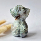 Mosagaat vrouwenbeeldje, 8 cm, handgeslepen edelsteen sculptuur in groen-grijze tinten