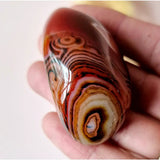 Edelsteen Sardonyx palmstone by Moonlight Gemstones, polished red-brown banded 4–7 cm