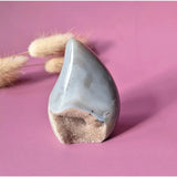Druzy Grijze Agaat Druppelvormige Drop / Flame Staande Edelsteen Kristal - #39 163g.