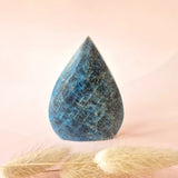 Blauwe Apatiet druppelvormige staande edelsteen van Moonlight Gemstones in kristalblauwe tint