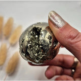 Moonlight Gemstones Pyrietbol 40–50 mm met druzy kristallen