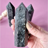Edelsteen Kiwi Jasper Toren (7–9 cm) Sesame Stone