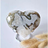 Grote mosagaat drusy hart op metalen standaard, Moonlight Gemstones, #55 205 g