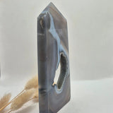 Grijze agaat toren met druzy opening, 246 g, gepolijste edelsteen obelisk | Moonlight Gemstones