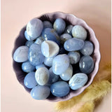 Moonlight Gemstones blue lace agate palm stones, set of tumbled 3–5 cm pieces in a pink shell bowl