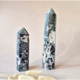 XL lepidoliet in kwarts met toermalijn torens, Moonlight Gemstones, twee blauw-grijs kristaltorens