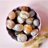 Edelsteen Cherry Blossom Agate palm stones by Moonlight Gemstones, 3–6 cm, polished in a purple bowl