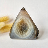 Druzy grijze agaat staande edelsteen kristal met centrale geode, Moonlight Gemstones