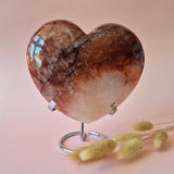 XXL hematoïde Fire Quartz hart edelsteen, rood-bruin tot cremekleurig, 1760 g, op metalen standaard