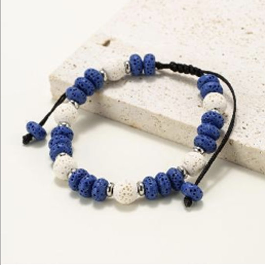 Armbanden gemaakt van ronde en platte kralen in natuurlijke lavasteen, blauw en wit geverfd