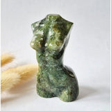 Mosagaat vrouwenbeeldje, 8 cm, handgeslepen edelsteen sculptuur in groen