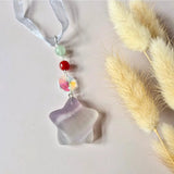 Kerstster suncatcher met pastel groene en rode edelsteen kralen, iriserende kristal en lavendel ster hanger