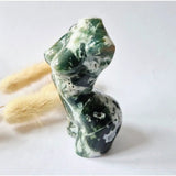 Mosagaat vrouwenbeeldje 8 cm – Moonlight Gemstones, groen-witte marmering, handgeslepen edelsteen