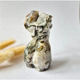 Mosagaat vrouwenbeeldje 8 cm van Moonlight Gemstones, handgeslepen edelsteen carving met wit-grijze aderen