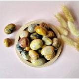 Edelsteen Crazy Mexican Agate Handstenen, 5–7 cm polished palm stones in a wooden bowl