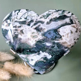 Druzy mosagaat hart op metalen standaard; groen-witte geaderde steen, Valentijn cadeau