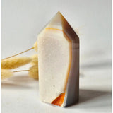 Druzy Agaat Toren uit Uruguay, 194 g, natuurlijke geode edelsteen met witte kristal en amberkleurige rand.