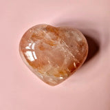 Grote fire quartz hart edelsteen met hematiet-inclusies, roze-beige kleur en glanzende facetten