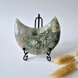 Edelsteen Mosagaat maan op standaard by Moonlight Gemstones; druzy green moss agate crescent on a black stand