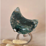 XL edelsteen mosagaat maan op standaard met groene drusy patronen, Moonlight Gemstones
