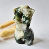 Mosagaat vrouwenbeeldje 8 cm (#23) – handgeslepen edelsteen carving