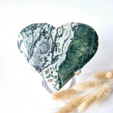 Moonlight Gemstones Grote drusy mosagaat hart op metalen standaard, groen-witte banding, 342 g