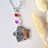 Willekeurige Edelsteen Kerst Ster Hangers met mintgroene en rode kralen, iriserende kristal en roze/grijze stersteen.