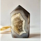 Druzy agaat toren uit Uruguay, 557 g, grijs met witte kristallen geode kern, Moonlight Gemstones