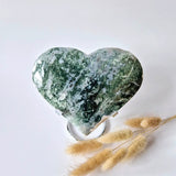 Grote druzy mosagaat hart op metalen standaard, groene tinten, 446 g
