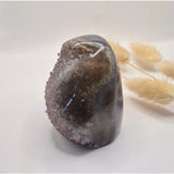 Druzy Grijze Agaat freeform staande edelsteen kristal met kristallen rand, Moonlight Gemstones, 290g
