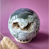 Kristallen edelsteen mosagaat druzy geode bol, groen-witte tinten, 90 mm, 961 g