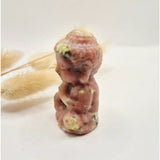 Edelsteen Sesame Stone Buddha figurine, pink with yellow-green specks, 5 cm tall