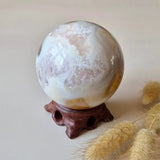 Kristallen edelsteen druzy roze amethist bol op houten standaard, Moonlight Gemstones, 80mm 638g
