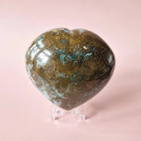 Ocean Jasper hartvormige edelsteen van Moonlight Gemstones, kleurrijk bruin met blauwgroene accenten, 200–300 g