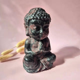 Granaat Buddha beeld, 15 cm, Moonlight Gemstones edelsteen, donker groen met roze tinten